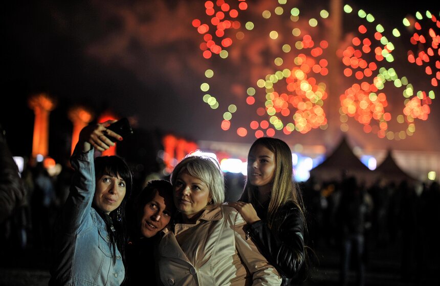 Фейерверк в честь Дня города запустили на Поклонной горе 7 фото