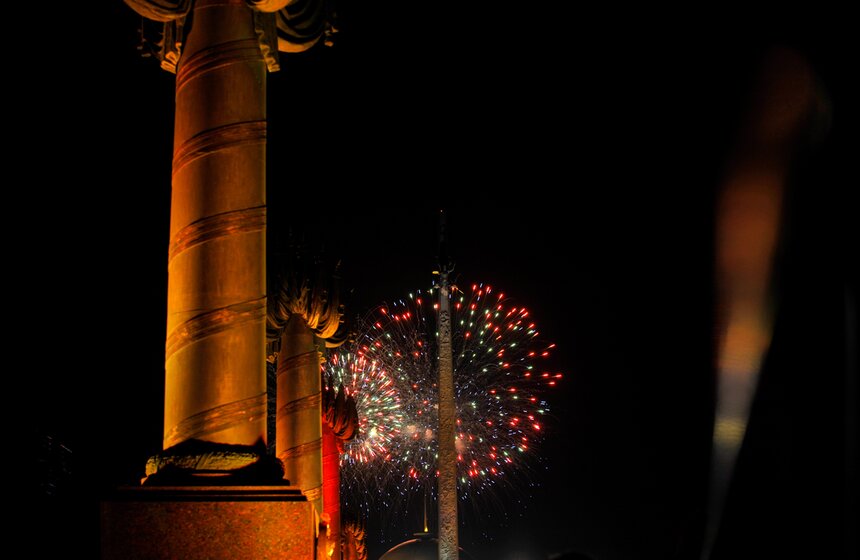 Фейерверк в честь Дня города запустили на Поклонной горе 4 фото