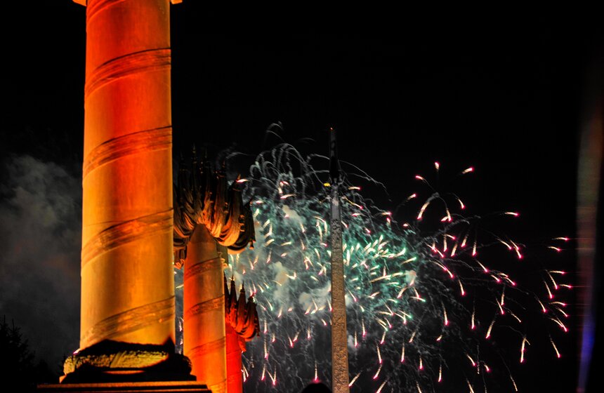 Фейерверк в честь Дня города запустили на Поклонной горе 6 фото