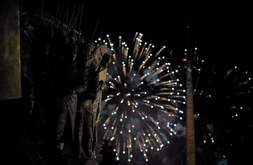 Фейерверк в честь Дня города запустили на Поклонной горе 8 фото