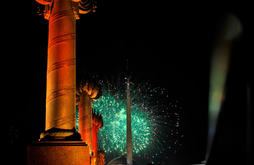 Фейерверк в честь Дня города запустили на Поклонной горе 10 фото