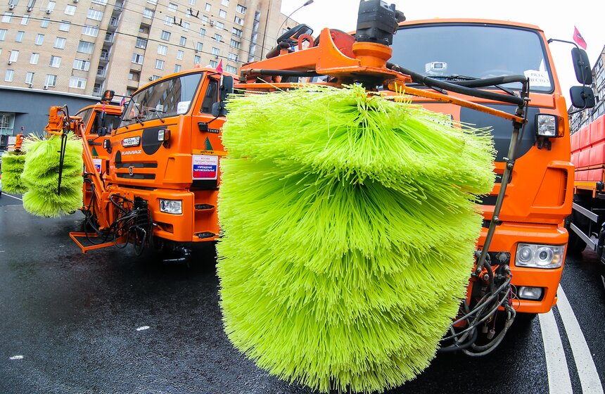 Коммунальщики представили свою технику на параде в Москве 21 фото