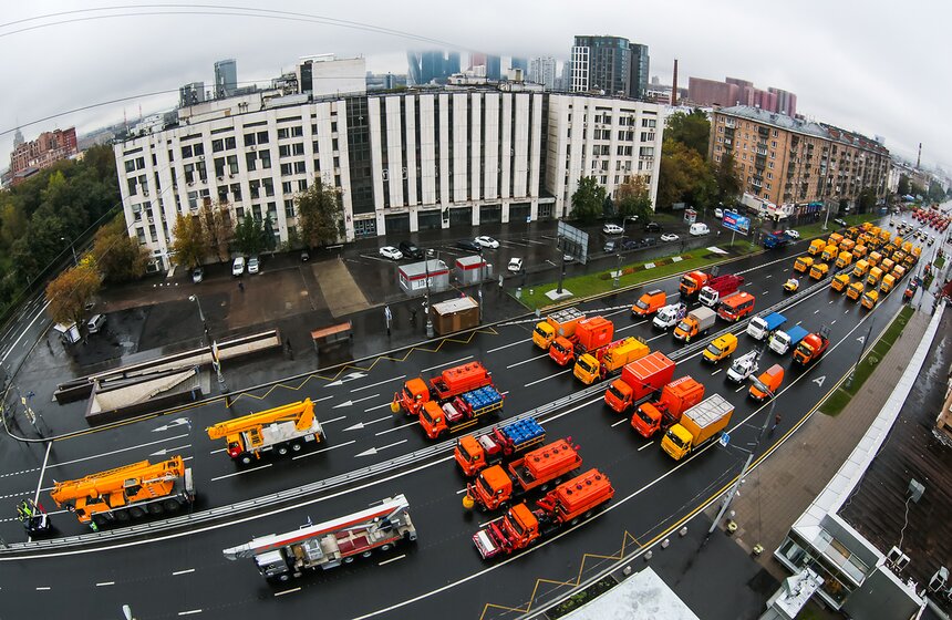 Коммунальщики представили свою технику на параде в Москве 16 фото