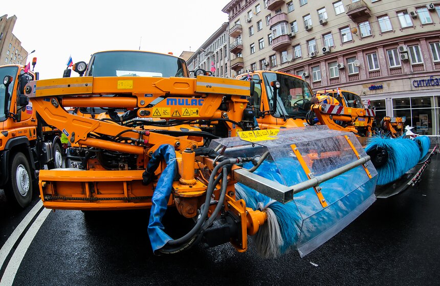 Коммунальщики представили свою технику на параде в Москве 22 фото