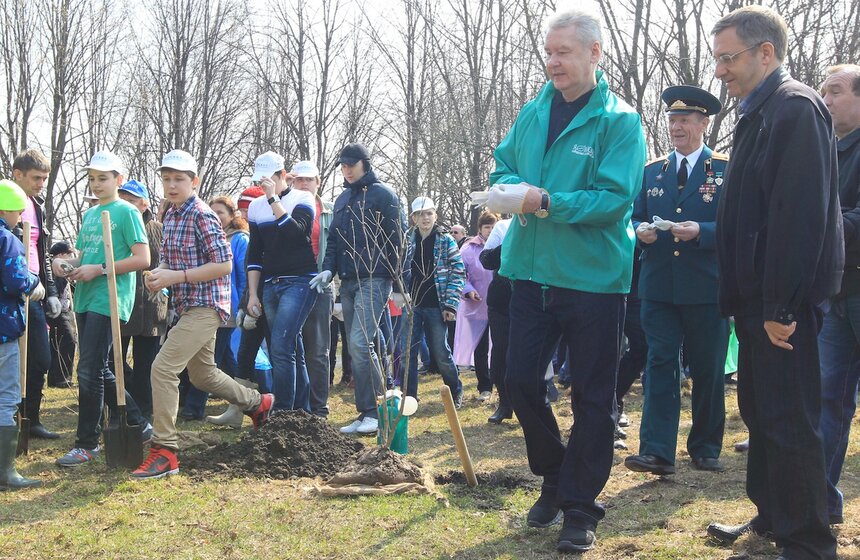 Сергей Собянин посадил деревья в ходе субботника 9 фото