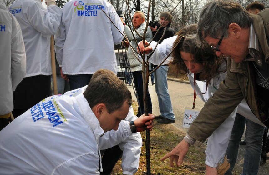 На субботнике "День Земли" посадили деревья и первоцветы 10 фото