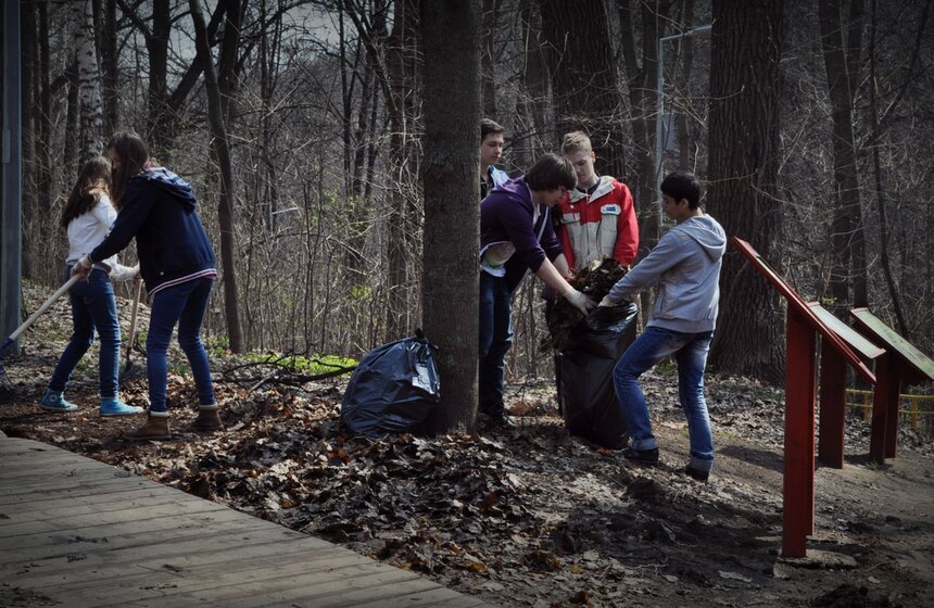 На субботнике "День Земли" посадили деревья и первоцветы 1 фото