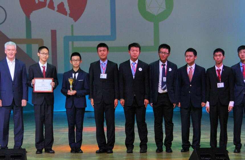 Мэр наградил победителей школьной олимпиады мегаполисов 18 фото