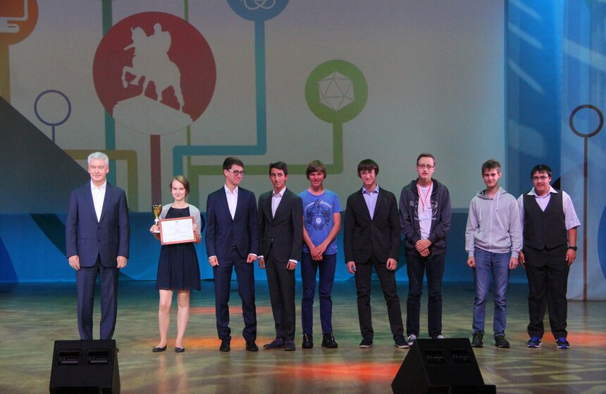 Мэр наградил победителей школьной олимпиады мегаполисов 17 фото