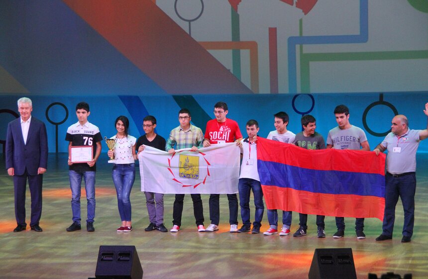 Мэр наградил победителей школьной олимпиады мегаполисов 23 фото