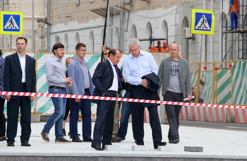 Мэр осмотрел работы по благоустройству площади Мясницкие Ворота 13 фото