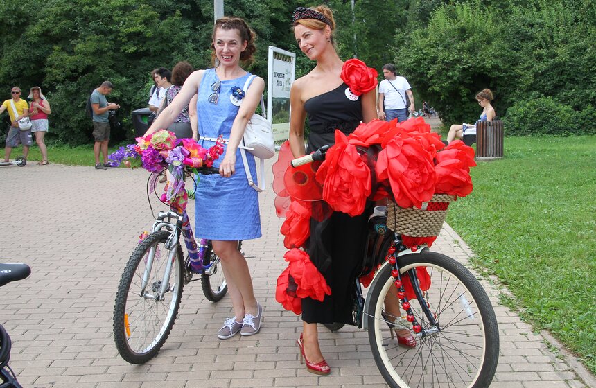 В парке "Сокольники" прошел велопарад "Леди на велосипеде" 4 фото
