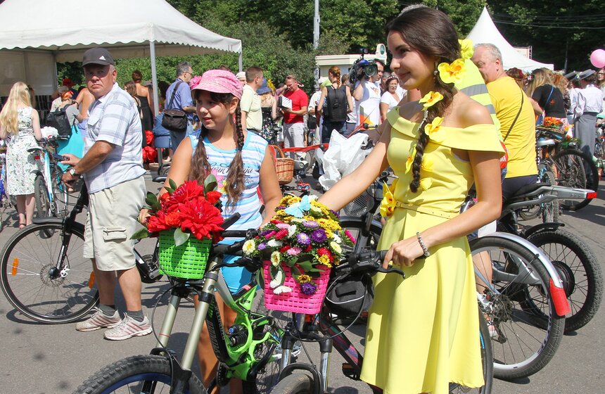 В парке "Сокольники" прошел велопарад "Леди на велосипеде" 2 фото