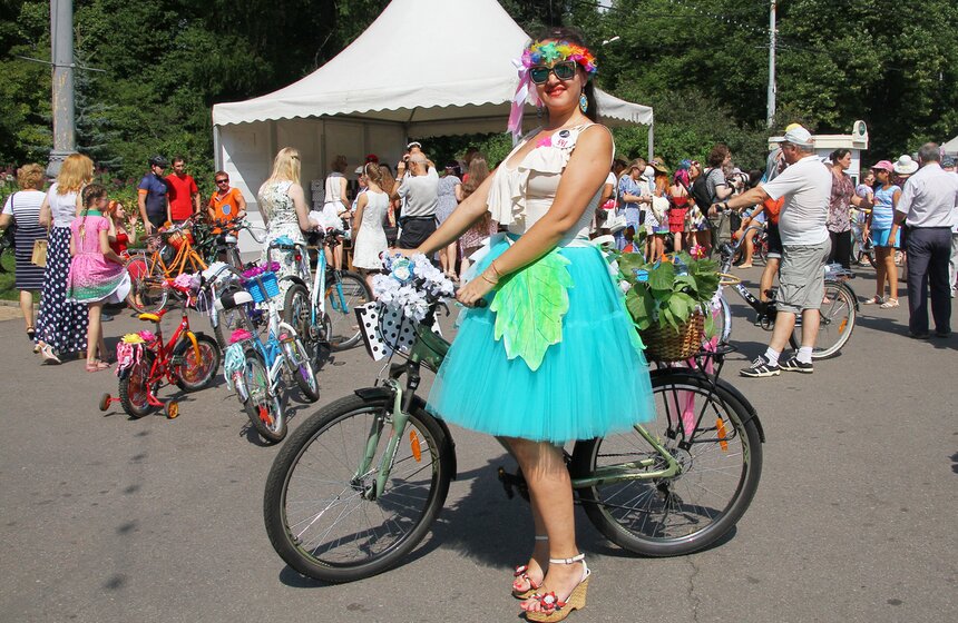 В парке "Сокольники" прошел велопарад "Леди на велосипеде" 1 фото