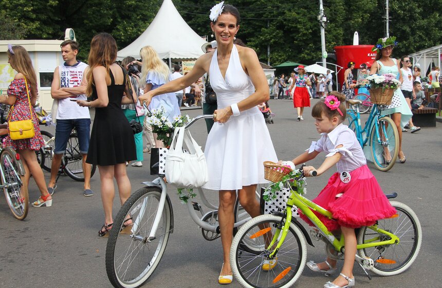 В парке "Сокольники" прошел велопарад "Леди на велосипеде" 14 фото