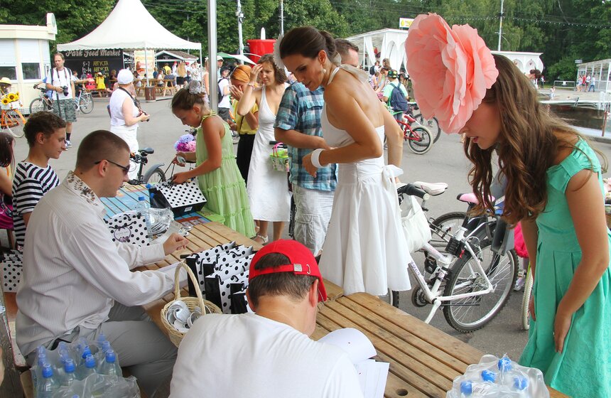 В парке "Сокольники" прошел велопарад "Леди на велосипеде" 6 фото
