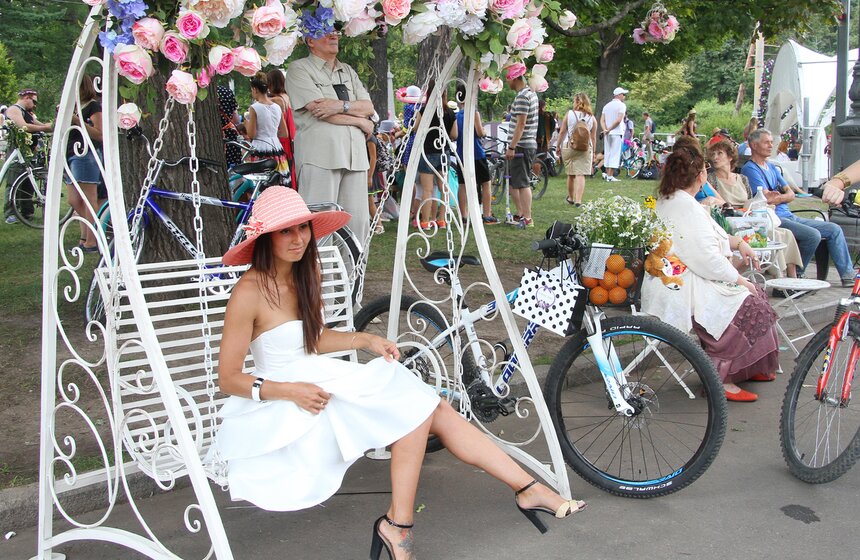 В парке "Сокольники" прошел велопарад "Леди на велосипеде" 12 фото