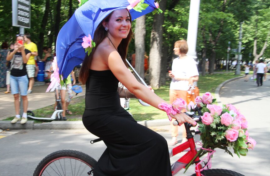 В парке "Сокольники" прошел велопарад "Леди на велосипеде" 25 фото