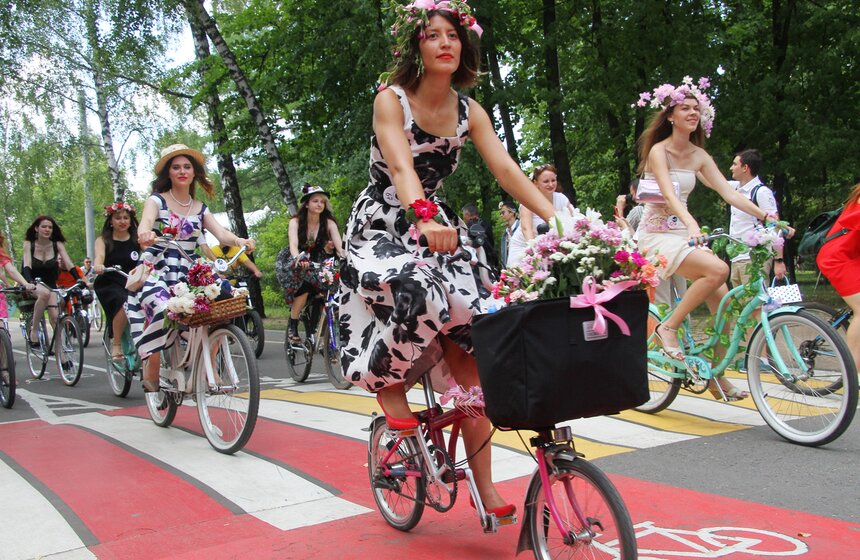 В парке "Сокольники" прошел велопарад "Леди на велосипеде" 18 фото