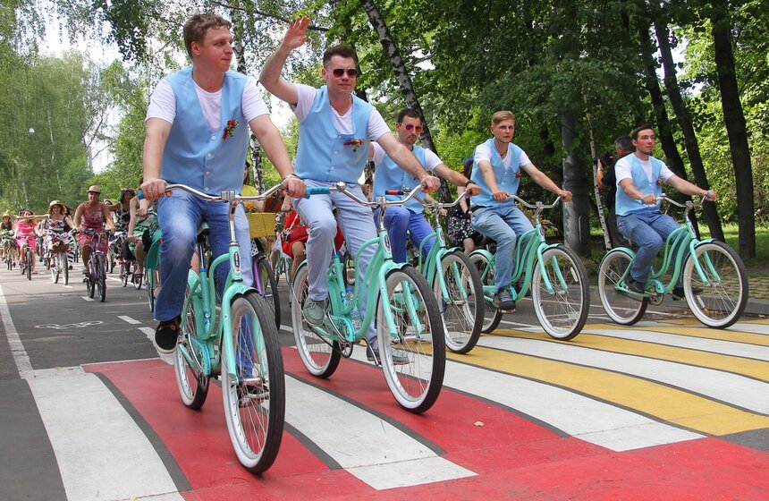 В парке "Сокольники" прошел велопарад "Леди на велосипеде" 17 фото