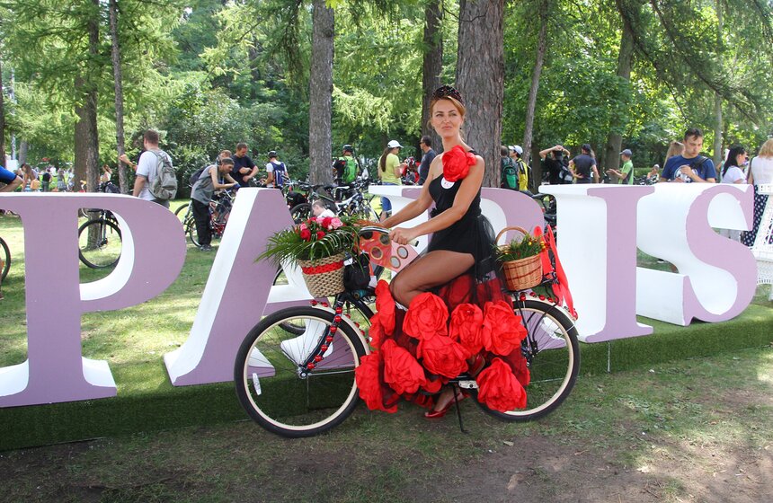 В парке "Сокольники" прошел велопарад "Леди на велосипеде" 16 фото