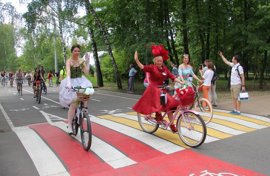 В парке "Сокольники" прошел велопарад "Леди на велосипеде" 19 фото