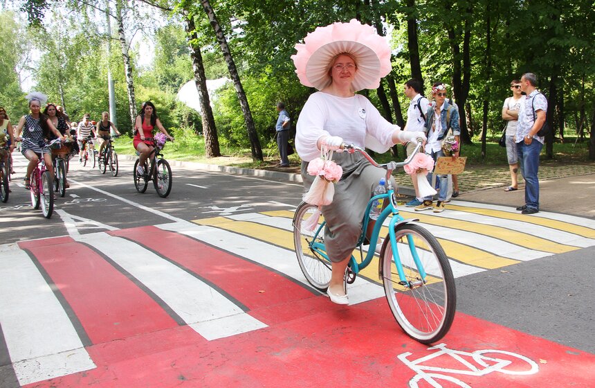 В парке "Сокольники" прошел велопарад "Леди на велосипеде" 23 фото