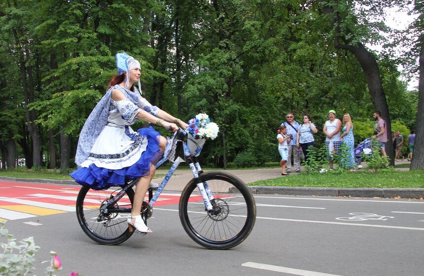 В парке "Сокольники" прошел велопарад "Леди на велосипеде" 28 фото