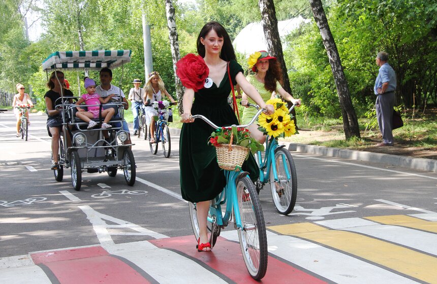 В парке "Сокольники" прошел велопарад "Леди на велосипеде" 27 фото