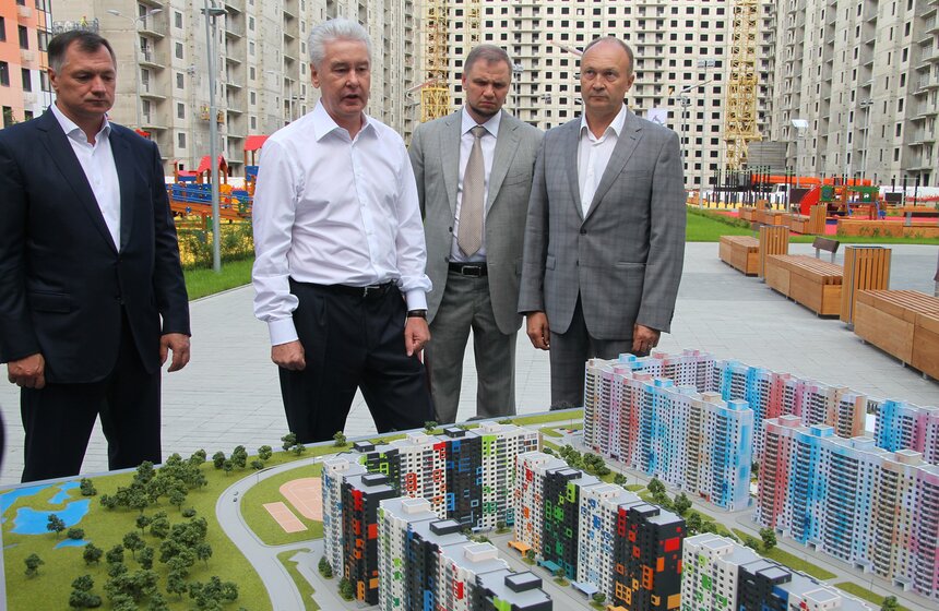 Сергей Собянин посетил стройку жилого квартала в Северном 22 фото