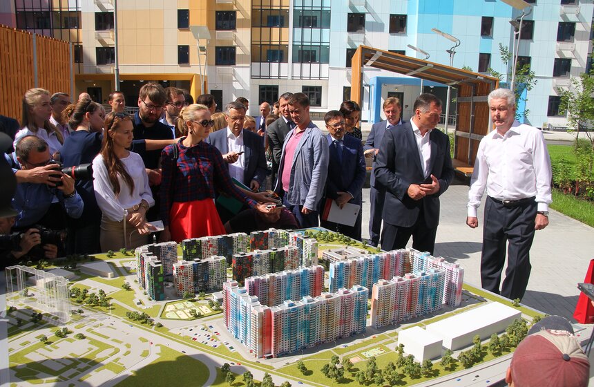 Сергей Собянин посетил стройку жилого квартала в Северном 27 фото