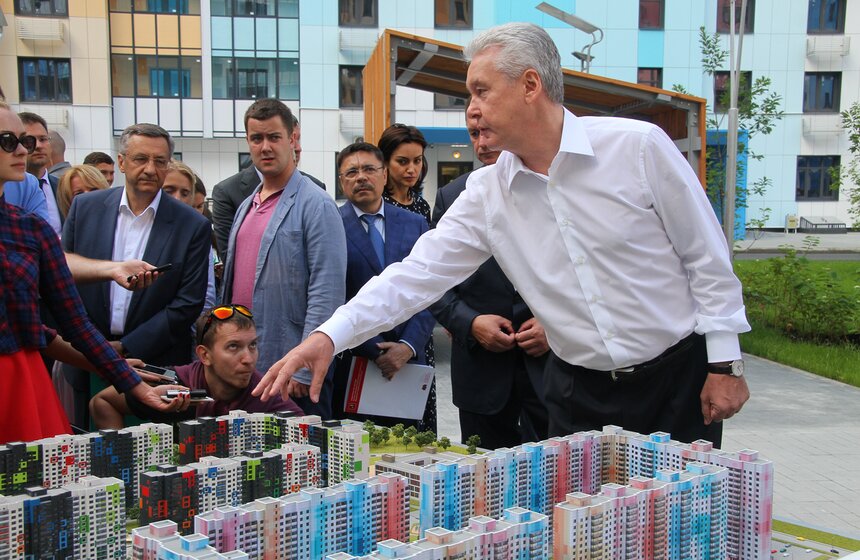 Сергей Собянин посетил стройку жилого квартала в Северном 26 фото