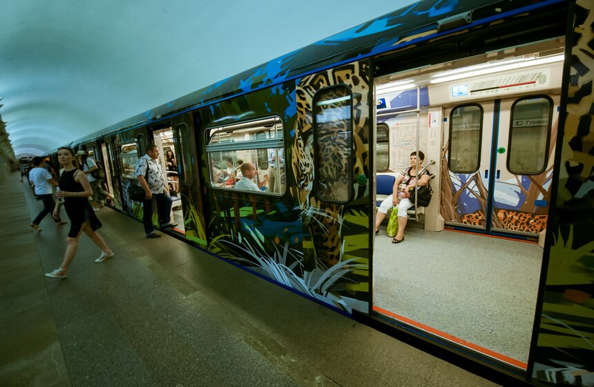 В метро запустили тематический поезд "Полосатый экспресс" 19 фото