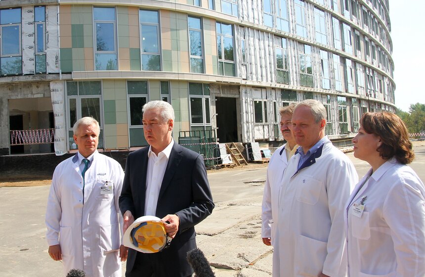 Собянин осмотрел ход строительства кардиологического центра 14 фото