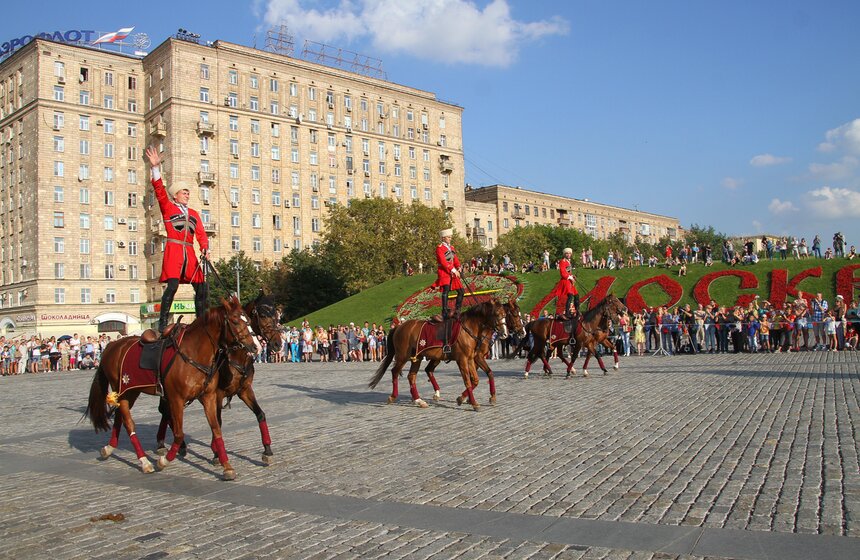 День Государственного флага отметили на Поклонной горе 13 фото