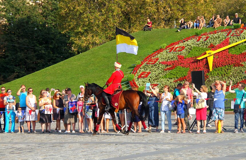 День Государственного флага отметили на Поклонной горе 8 фото