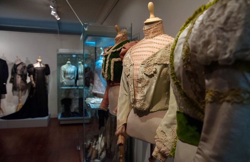 Выставка "Кино. Литература. Старинный костюм" открылась в Москве 14 фото