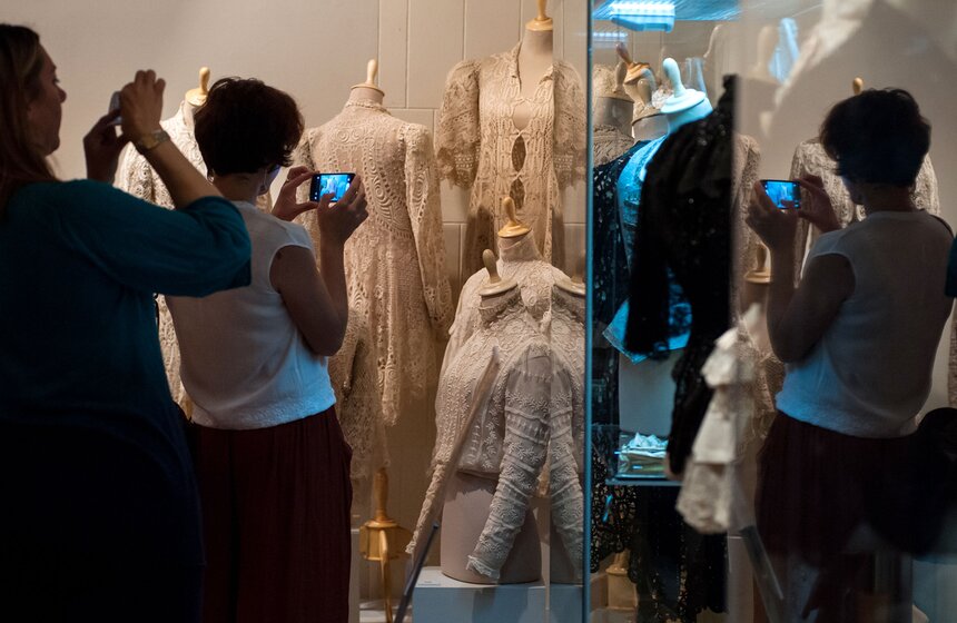 Выставка "Кино. Литература. Старинный костюм" открылась в Москве 19 фото