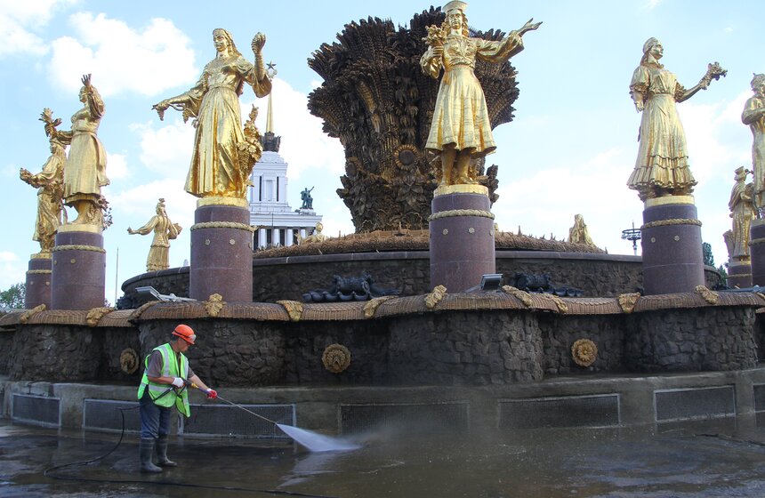 Чистка фонтана на ВДНХ 13 фото