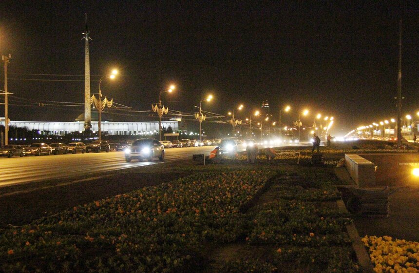 У Триумфальной арки посадили виолы 4 фото