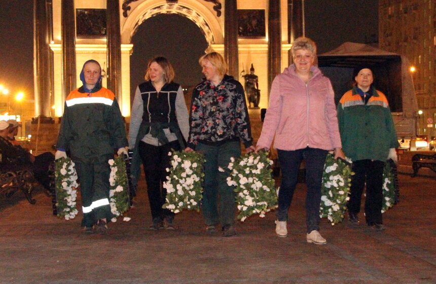 У Триумфальной арки посадили виолы 6 фото