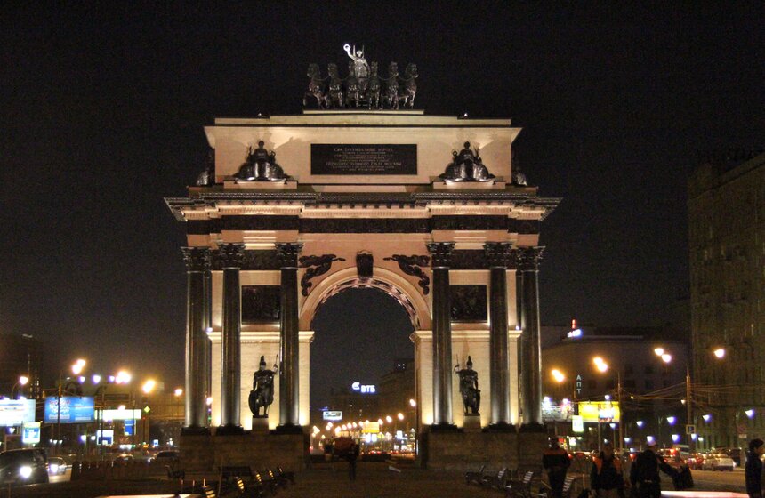 У Триумфальной арки посадили виолы 1 фото