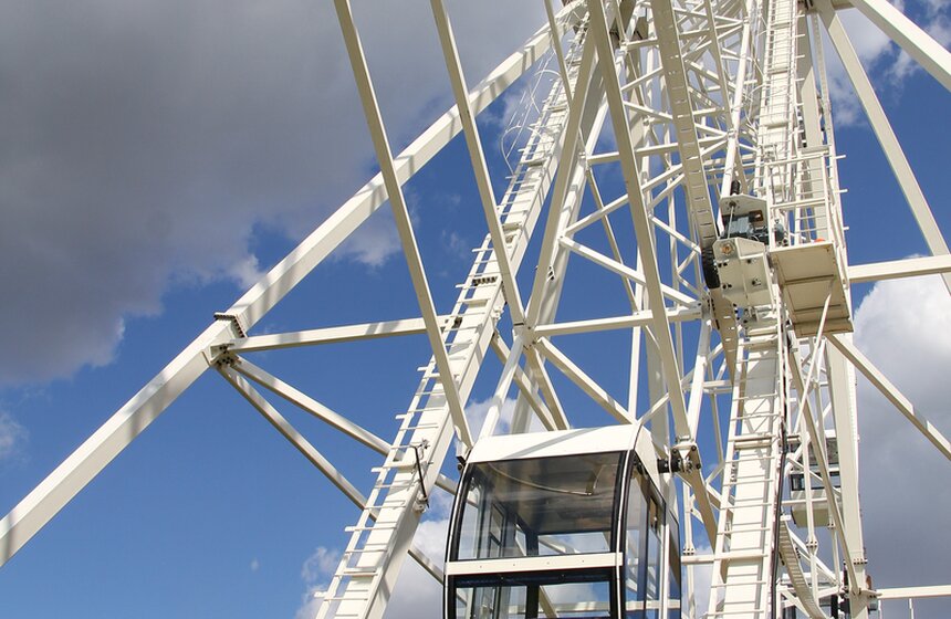 Как проходит монтаж кабинок колеса обозрения в парке "Сказка" 13 фото