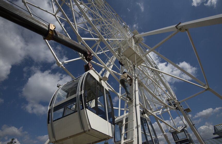 Как проходит монтаж кабинок колеса обозрения в парке "Сказка" 18 фото