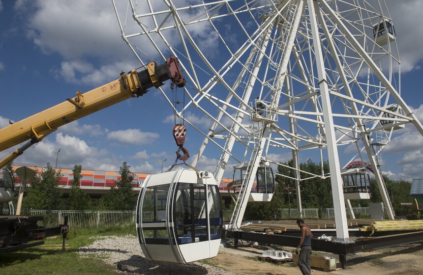 Как проходит монтаж кабинок колеса обозрения в парке "Сказка" 17 фото