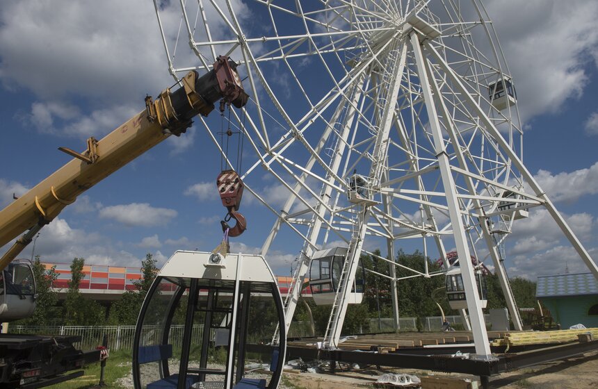 Как проходит монтаж кабинок колеса обозрения в парке "Сказка" 16 фото