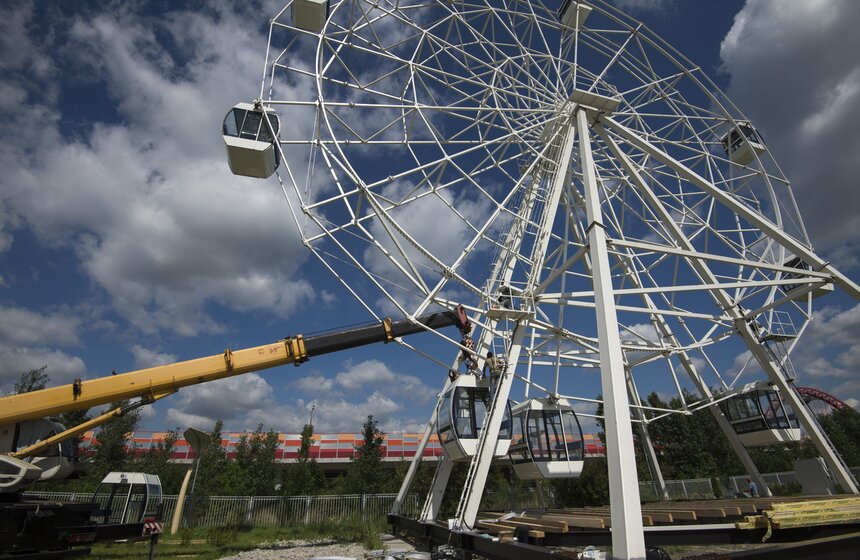 Как проходит монтаж кабинок колеса обозрения в парке "Сказка" 19 фото