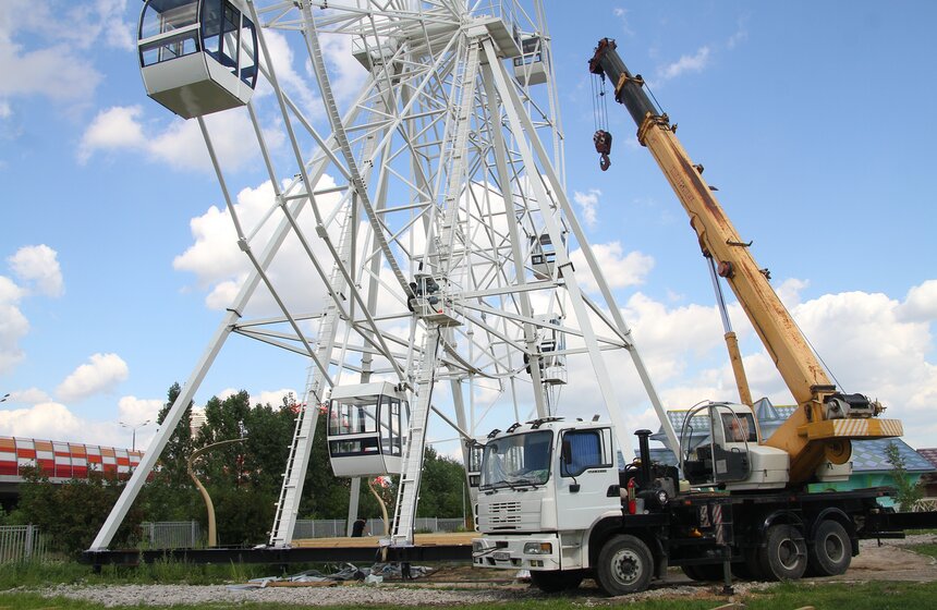 Как проходит монтаж кабинок колеса обозрения в парке "Сказка" 5 фото