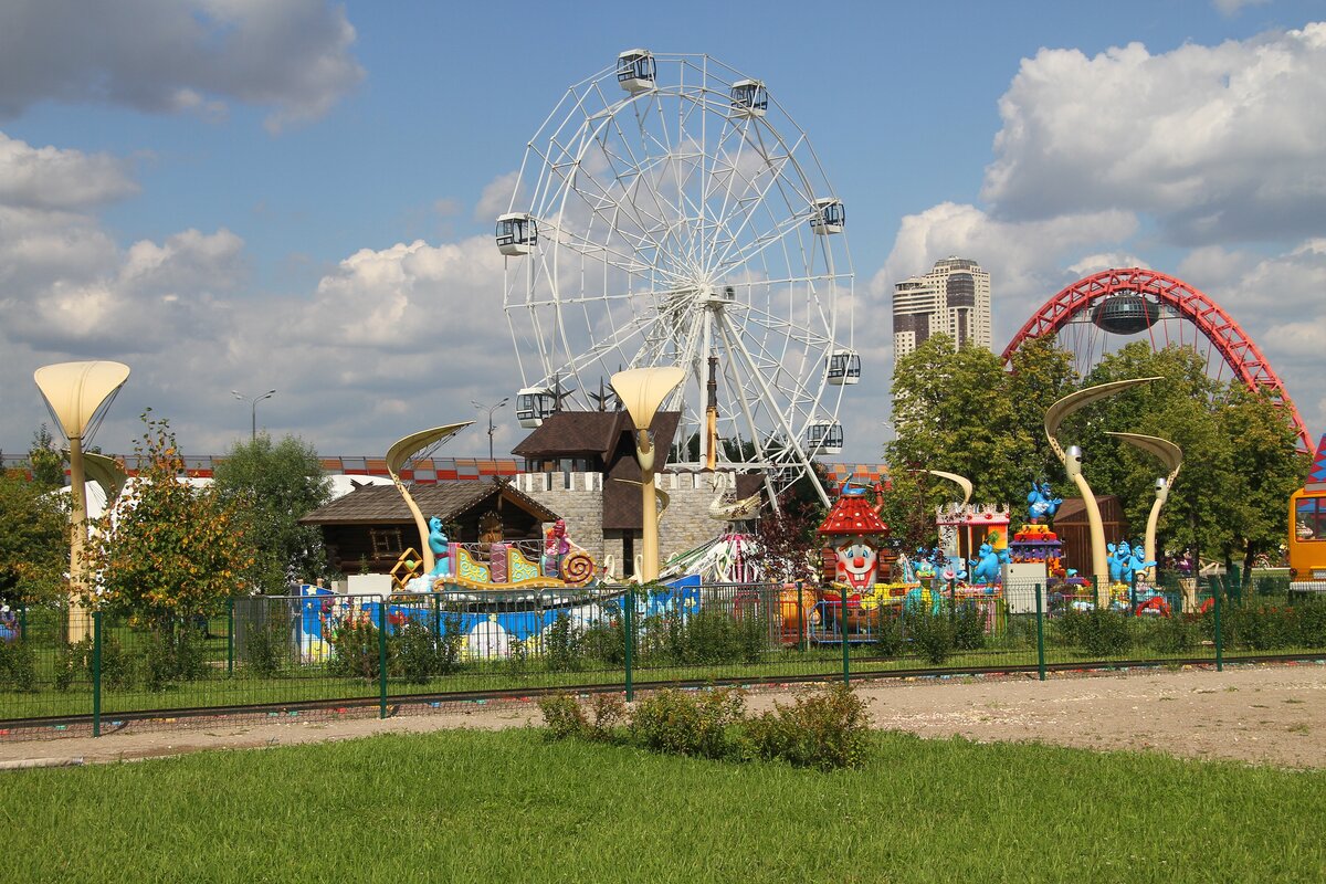 Парк с аттракционами в москве