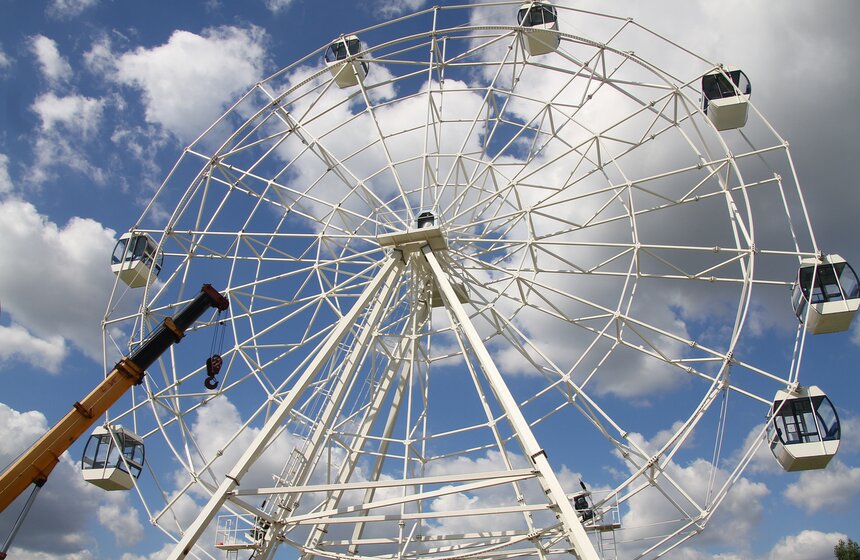 Как проходит монтаж кабинок колеса обозрения в парке "Сказка" 4 фото